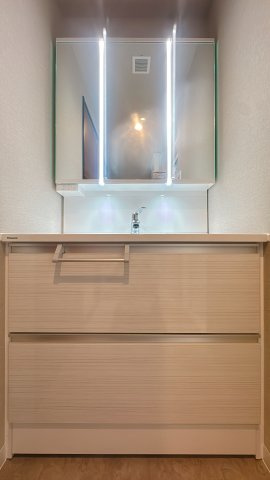 【独立洗面台】 | アクロス博多セントラルパーク☆仲介手数料無料☆ | 大きな鏡と明るい照明が、今日の始まりをさわやかにしてくれます。