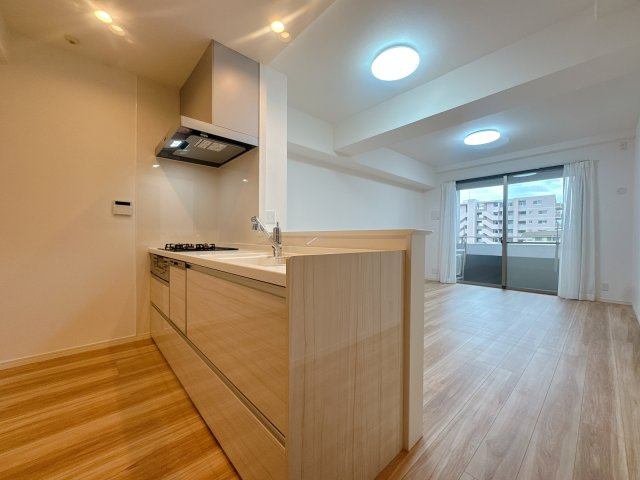 【居間・リビング】 | アクロス博多セントラルパーク☆仲介手数料無料☆ | ゆっくり過ごしたり食事をしたり、日々の暮らしに彩りを添えてくれる、そんな楽しく豊かな空間になりそうです。