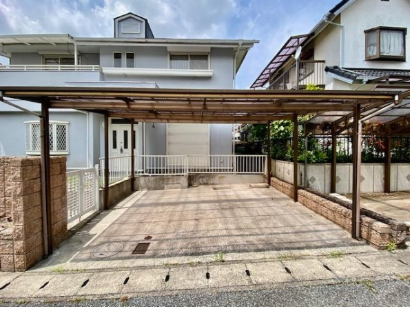 つつじが丘南1丁目オール電化住宅の駐車場