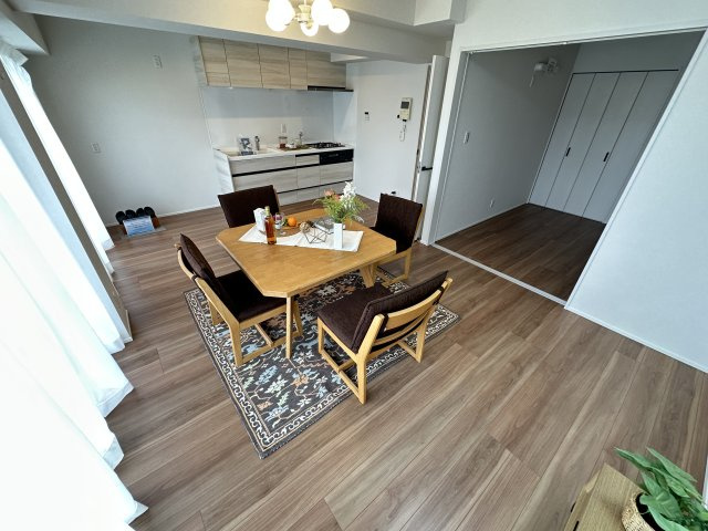 レクセル朝霞の居間・リビング|陽ざしの降り注ぐダイニングで食卓を囲むことができます