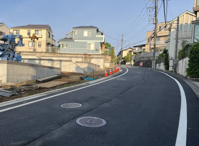 いぶき野22番 新築分譲住宅(全12棟）の前面道路含む現地写真|前面道路6.5ｍなので駐車もしやすいですね。