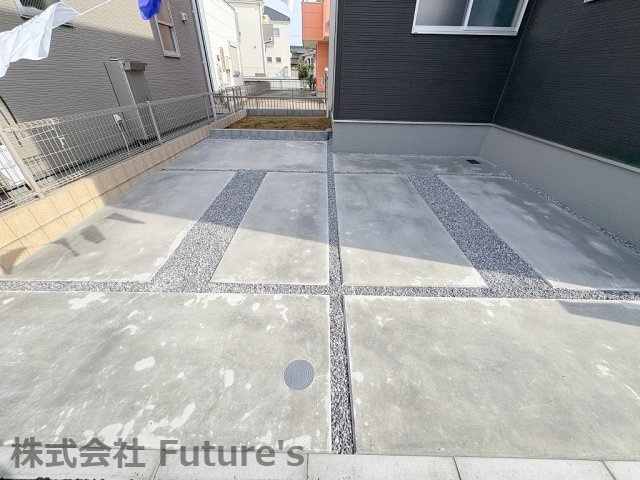 三郷市彦倉1丁目　新築戸建　全3棟　2号棟の駐車場|カースペース並列2台可能