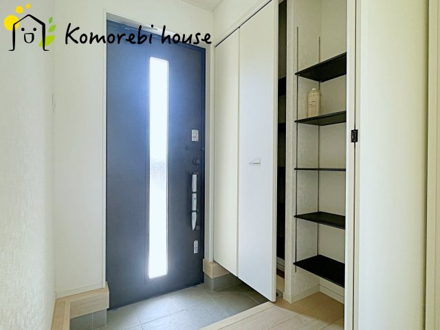 川島町伊草　第2　新築一戸建て　クレイドルガーデン　02の玄関|収納もある玄関です