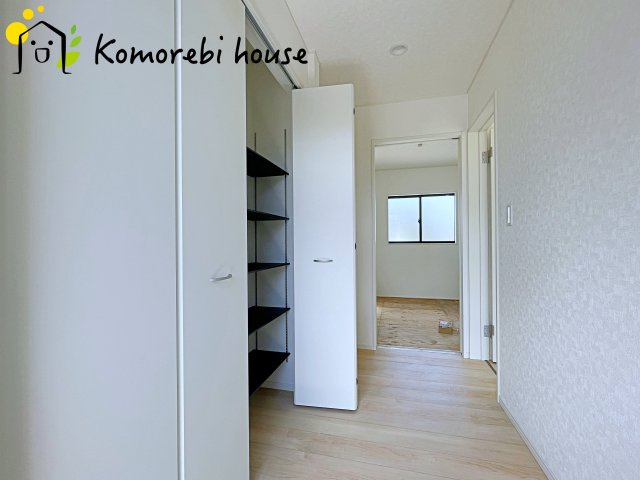 川島町伊草　第2　新築一戸建て　クレイドルガーデン　02の玄関|収納もある玄関です