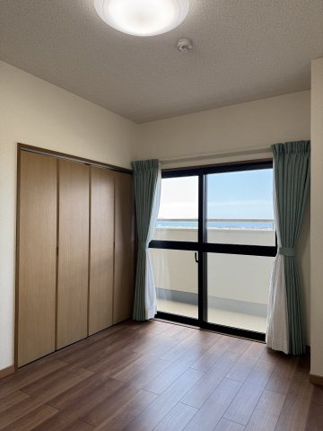 グランディオス米子の洋室|窓から日本海が一望できます♪