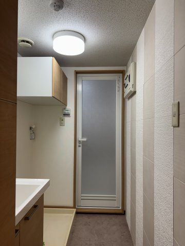 グランディオス米子の脱衣所|右側の壁は「エコカラット」が全面に貼られています。防臭・除湿効果あり。