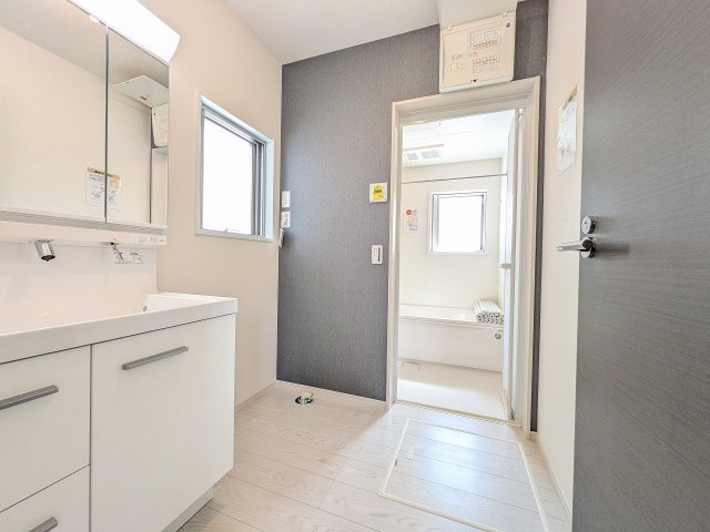 八王子市　館町　新築一戸建て　４期の脱衣所|～窓付きで明るい洗面所　換気もしやすいです～