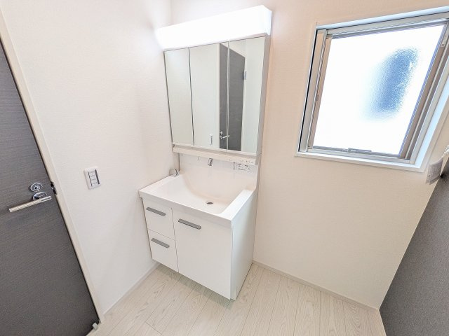 八王子市　館町　新築一戸建て　４期の独立洗面台|～３面鏡付きの独立洗面台　細々している物をスッキリ収納出来ます～