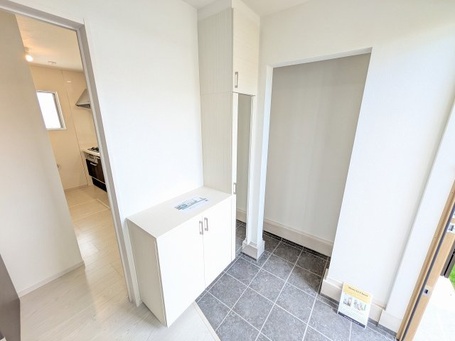 八王子市　館町　新築一戸建て　４期の玄関|～シューズインクローク付き　物が溢れがちな玄関をスッキリとした状態に保てます～