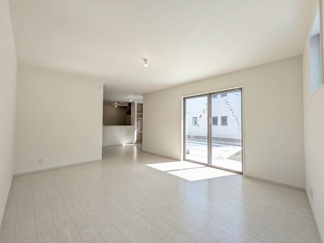 八王子市　館町　新築一戸建て　４期の居間・リビング|～20.0帖の明るく開放感のあるLDK、家族団欒の時間をお過ごしいただけます～