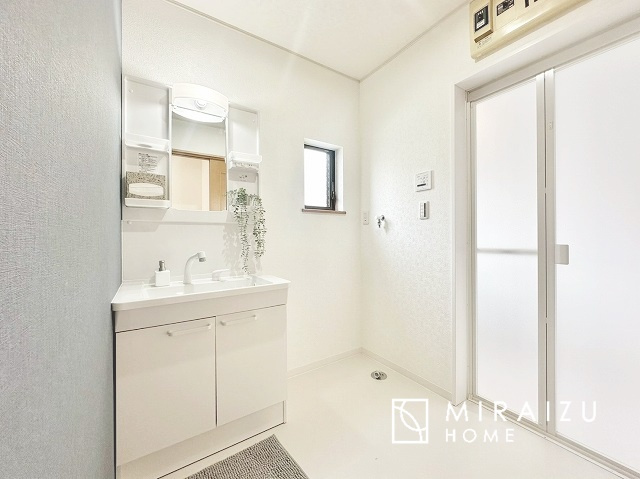 【洗面所】 | 洗濯機置き場、脱衣スペースもしっかりと確保されている洗面室。
水回りが集結した間取りなので、お料理やお洗濯物、お掃除の同時進行も可能です。