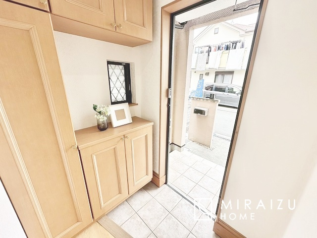 【玄関】 | 永く住むからこそシンプルで飽きのこないデザインに。ただいま、おかえりの温かな声が聞こえる玄関。