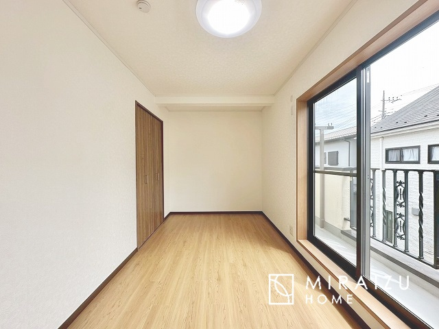 【寝室】 | 日当たりの良いお家は嬉しいですよね。それぞれ価値観が分かれる箇所です、実際に内覧して日当たりの心地よさをご体感下さいね♪