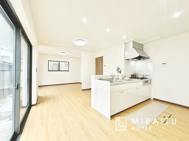 【居間・リビング】 | 建物完成につき、実際のお部屋をごゆっくりご見学いただけます。お休みの日にご家族で見学はいかがでしょう。