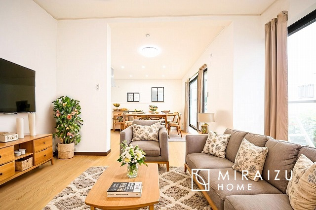 【居間・リビング】 | ※家具はイメージです。気付けばいつもみんなリビングに大集合！大人も、子どもも、ペットもリラックスできるやさしい住まい。