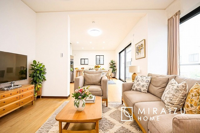 【居間・リビング】 | ※家具はイメージです。気付けばいつもみんなリビングに大集合！大人も、子どもも、ペットもリラックスできるやさしい住まい。