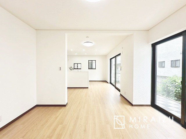 【居間・リビング】 | 食事を取るスペースもリラックスしてくつろげるスペースもお子さんが勉強するスペースも兼ね備えたリビングダイニング。