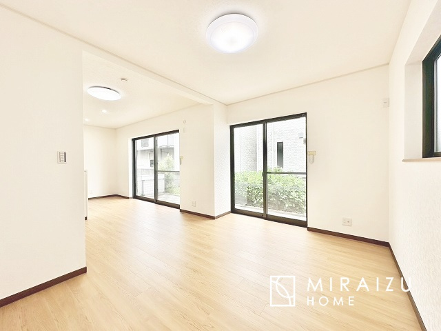 【居間・リビング】 | 窓が多いと温かな太陽の光と心地いい風が室内へと入ります。家族が集まるリビングは明るく過ごしやすいつくりです。窓が多いお家は住みやすい証です。