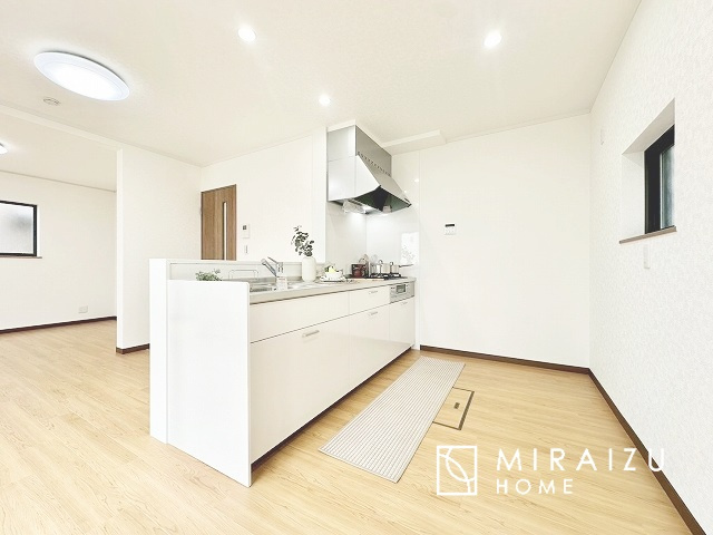 【キッチン】 | 収納に様々な工夫がされていて出しやすく片付けやすい、散らかりにくいキッチンになっています！人工大理石の天板や深型シンクなど、デザイン性と機能性を兼ね備えているので見せたいキッチンになっています。