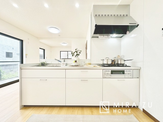 【キッチン】 | 広々としたキッチンは大きな深型シンク、3口コンロ、換気扇、大きなお鍋から小物まで取り出しやすさを考えられた引き出し収納の付いたシステムキッチンです。