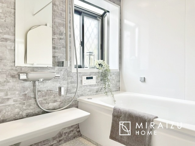 【浴室】 | 清潔感のあるホテルのような広い浴室が自慢です！疲れた日にはお湯をためてリラックスタイムを楽しみたいですね！今はスマホも防水の時代です、半身浴をしながら動画視聴、漫画視聴、楽しく過ごしましょう♪