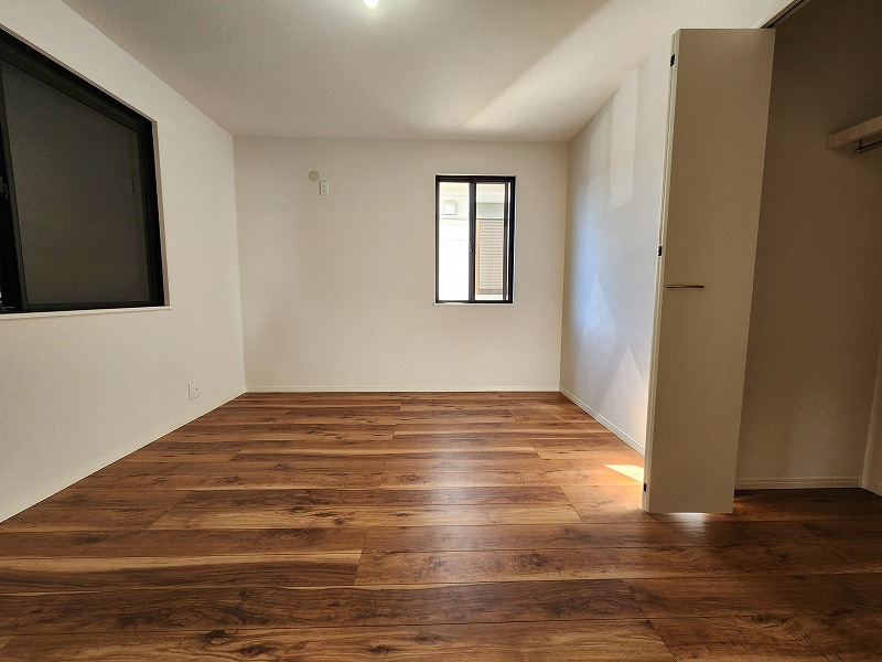 小牧市大字本庄　中古戸建の洋室|落ち着いた色調の洋室です