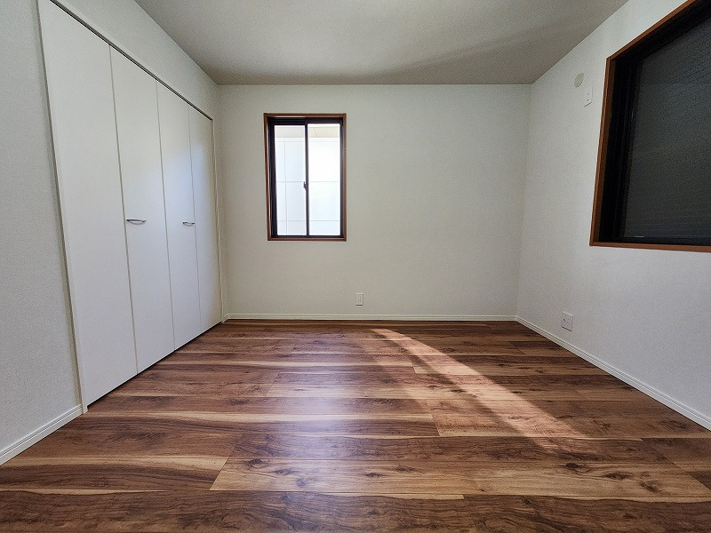 小牧市大字本庄　中古戸建の洋室|落ち着いた色調の洋室です