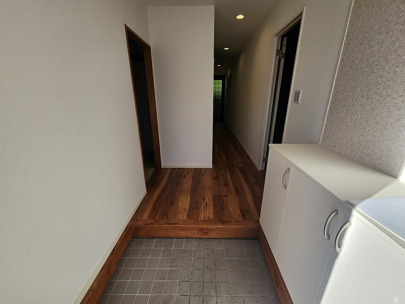 小牧市大字本庄　中古戸建の玄関|ゆったりとした玄関です