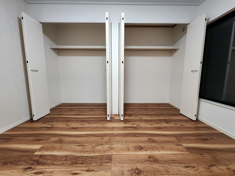 小牧市大字本庄　中古戸建の洋室|落ち着いた色調の洋室です