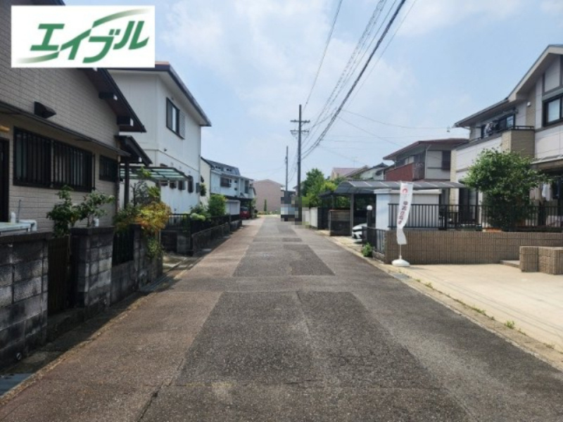 小牧市大字本庄　中古戸建の前面道路含む現地写真