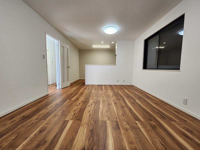 小牧市大字本庄　中古戸建の居間・リビング|ゆったり過ごせるリビングです