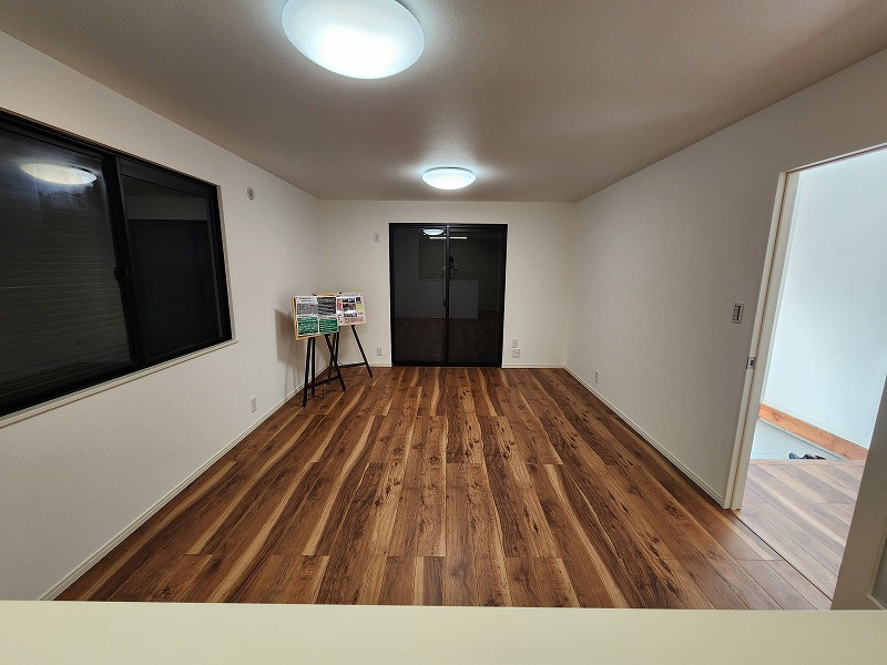 小牧市大字本庄　中古戸建の居間・リビング|こちらのリビングで趣味の時間をお楽しみください