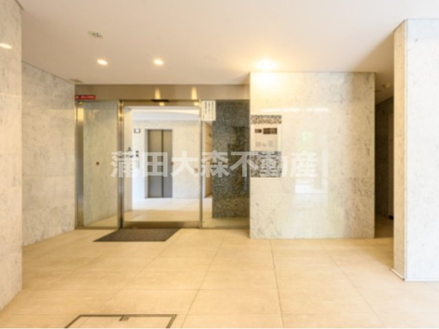 レファシア大森のエントランス|防犯カメラTVモニター付オートロック宅配BOXメールBOX管理人室　エントランス