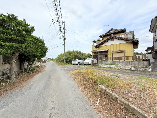 小美玉市山野中古住宅の前面道路含む現地写真