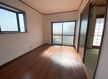 高槻市深沢町1丁目　店舗付き住宅　満室稼働中の洋室