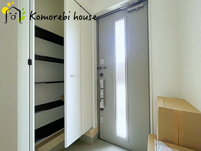 川島町伊草　第2　新築一戸建て　クレイドルガーデン　04の玄関|明るい玄関です
