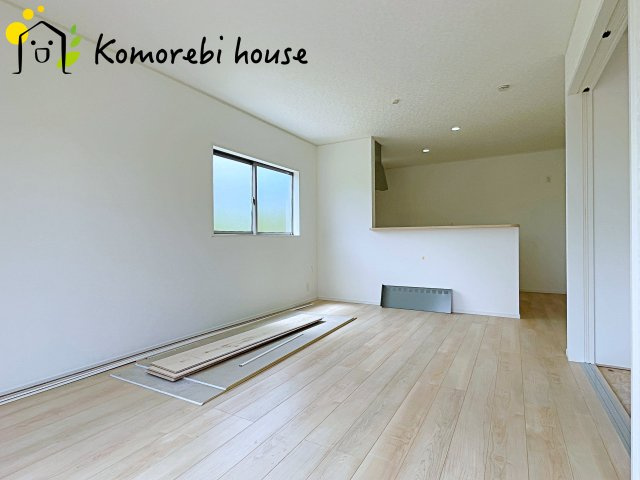 川島町伊草　第2　新築一戸建て　クレイドルガーデン　04の居間・リビング|こちらのリビングで趣味の時間をお楽しみください