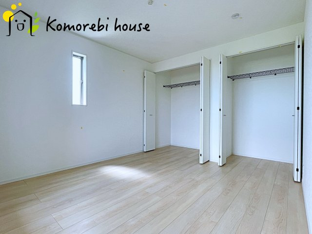 川島町伊草　第2　新築一戸建て　クレイドルガーデン　04の寝室|開放的な寝室です