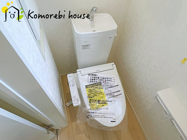 川島町伊草　第2　新築一戸建て　クレイドルガーデン　04のトイレ|落ち着いた色調のトイレです