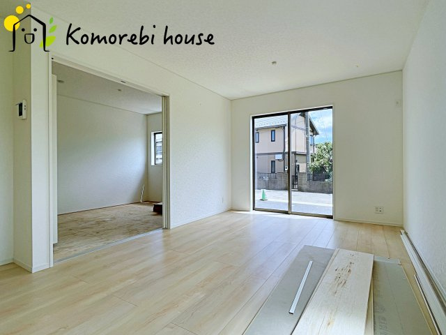 川島町伊草　第2　新築一戸建て　クレイドルガーデン　04の居間・リビング|こちらの居間で趣味の時間をお楽しみください