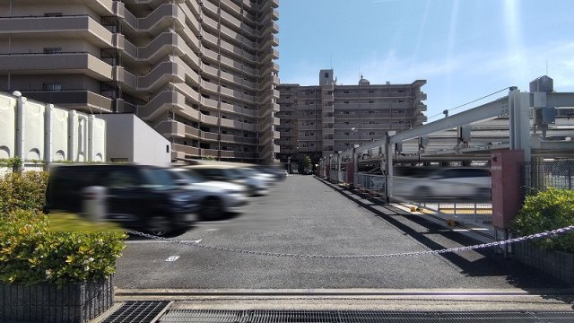 ローレルスクエア近鉄吉田2番館の駐車場