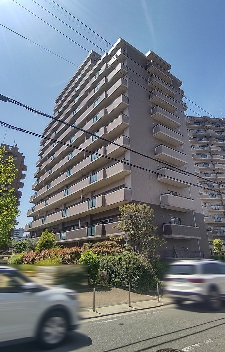 ローレルスクエア近鉄吉田2番館の外観|2番館は南向き♪