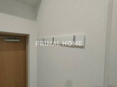 【玄関】 | カスティリヨ東白楽 | 玄関にはコート等を一時掛けできるフック付き。