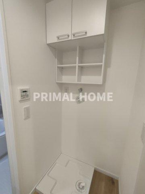 【ランドリースペース】 | カスティリヨ東白楽 | 洗濯機置き場上部には便利な棚付きです。