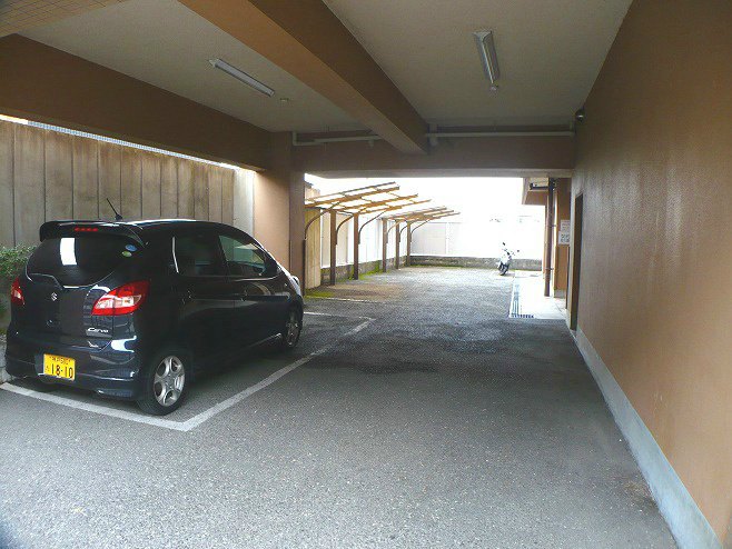 カーサ王塚台の駐車場