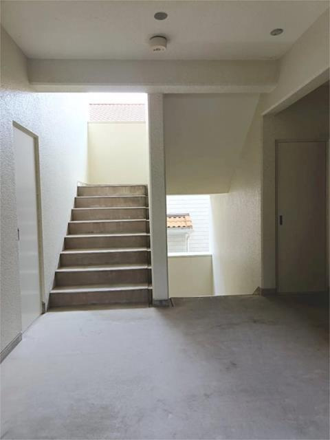 ニューライフ浜松ＩＩ弐番館のその他共用部分|玄関出てすぐに階段があります