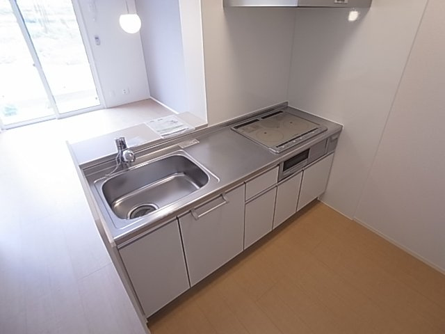 神戸市北区山田町下谷上字皆森のアパートのキッチン|システムキッチン（IH3口）