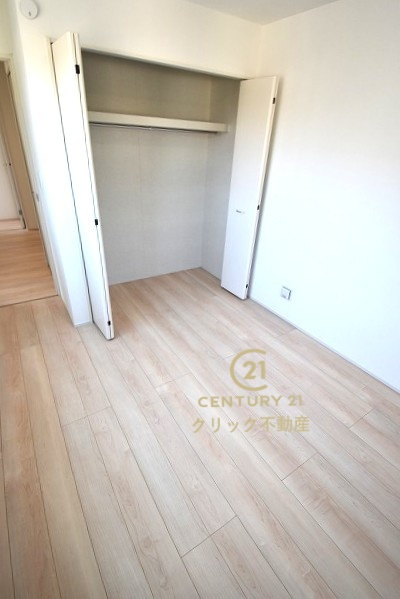 ハートフルタウン 　水戸市大塚町　3期　Aの洋室|折戸を開くと壁面クローゼット。衣類が横一列に並ぶためひと目で洋服が選びやすい！衣類をたくさんお持ちの方もスッキリ片付きます♪