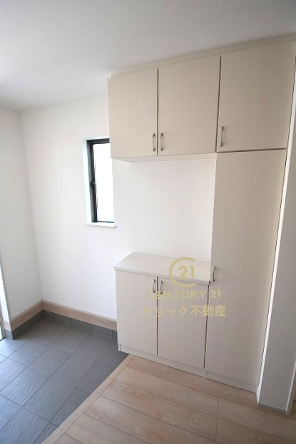 ハートフルタウン 　水戸市大塚町　3期　Aの玄関|たっぷり入る玄関収納です！扉の中は可動棚ですので、用途に合わせて高さを自由に変えることができます。窓があるので湿気がこもりにくく明るいのも嬉しいです。