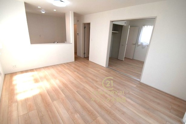 ハートフルタウン 　水戸市大塚町　3期　Aの居間・リビング|カーテンやラグの色、質感、選ぶ家具などでお部屋の雰囲気が変わります。お好みのインテリアを楽しみましょう♪白を基調とした内装ですので、あらゆるスタイルが馴染みます。